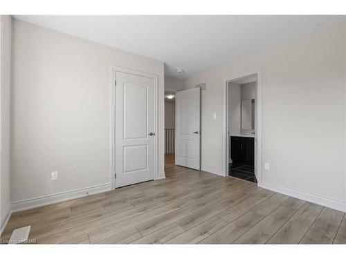 15 Venture Way, Thorold, ON - Indoor Photo Showing Other Room