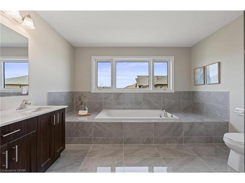 15 Venture Way, Thorold, ON - Indoor Photo Showing Bathroom