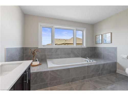 15 Venture Way, Thorold, ON - Indoor Photo Showing Bathroom