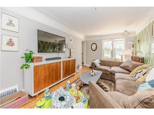 18 Roslin Avenue N, Waterloo, ON - Indoor Photo Showing Living Room