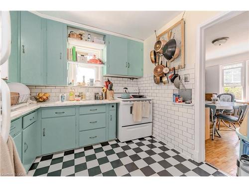 18 Roslin Avenue N, Waterloo, ON - Indoor Photo Showing Kitchen