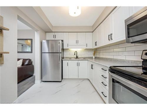 36-125 Sekura Crescent, Cambridge, ON - Indoor Photo Showing Kitchen