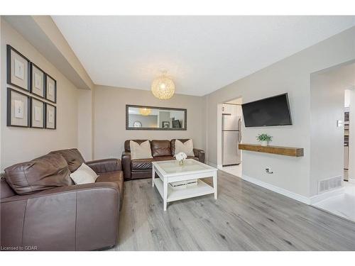 36-125 Sekura Crescent, Cambridge, ON - Indoor Photo Showing Living Room