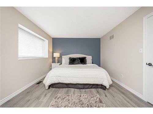 36-125 Sekura Crescent, Cambridge, ON - Indoor Photo Showing Bedroom