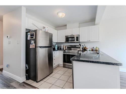 7-601 Columbia Forest Boulevard, Waterloo, ON - Indoor Photo Showing Kitchen With Double Sink