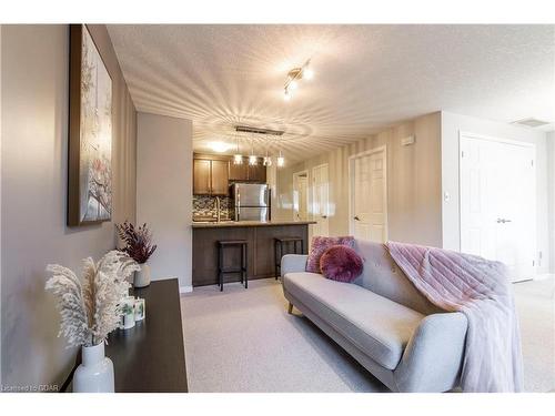 17-35 Mountford Drive Drive, Guelph, ON - Indoor Photo Showing Living Room