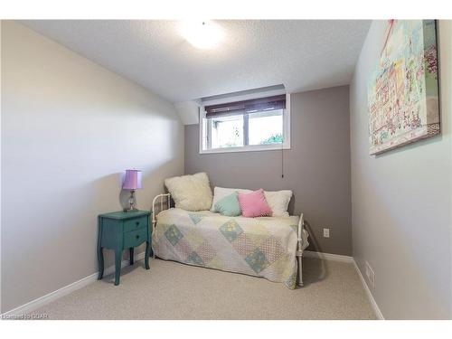 17-35 Mountford Drive Drive, Guelph, ON - Indoor Photo Showing Bedroom