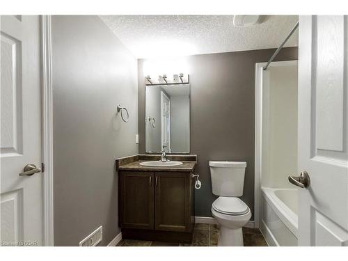 17-35 Mountford Drive Drive, Guelph, ON - Indoor Photo Showing Bathroom