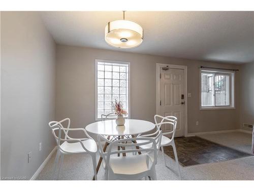 17-35 Mountford Drive Drive, Guelph, ON - Indoor Photo Showing Dining Room