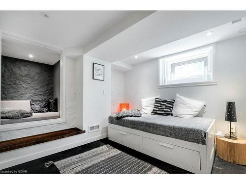 24 Ramore Street, Cambridge, ON - Indoor Photo Showing Bedroom