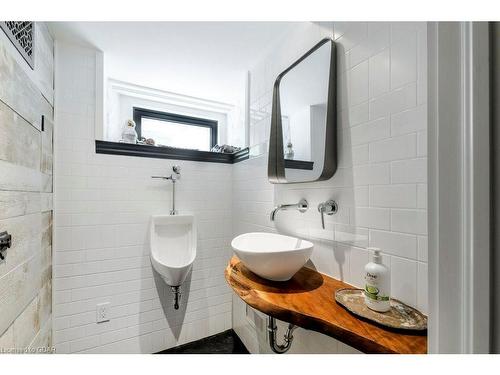 24 Ramore Street, Cambridge, ON - Indoor Photo Showing Bathroom