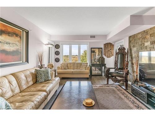 408-104 Summit Ridge Drive, Guelph, ON - Indoor Photo Showing Living Room