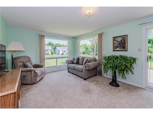 17 Sunshine Place, New Hamburg, ON - Indoor Photo Showing Living Room