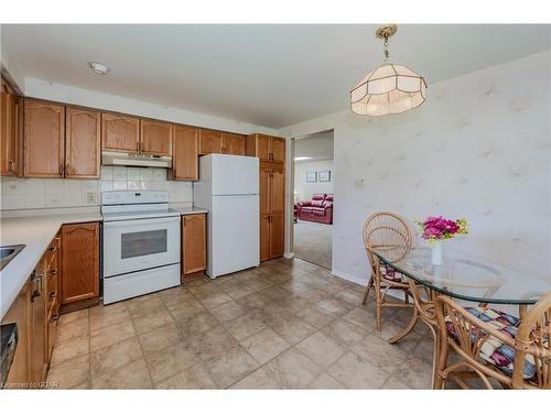 17 Sunshine Place, New Hamburg, ON - Indoor Photo Showing Kitchen