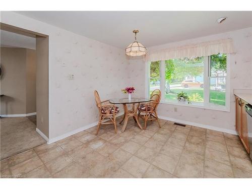 17 Sunshine Place, New Hamburg, ON - Indoor Photo Showing Dining Room