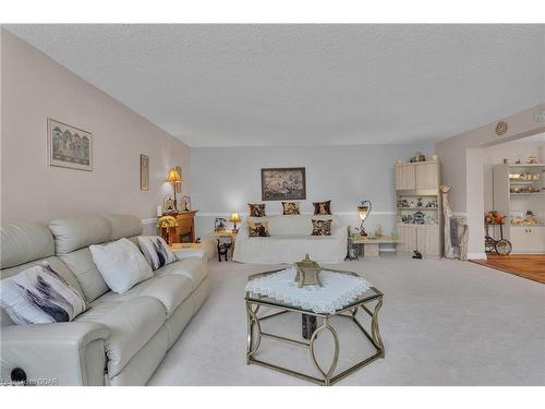 206-93 Westwood Road, Guelph, ON - Indoor Photo Showing Living Room