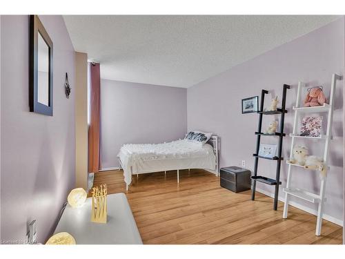 206-93 Westwood Road, Guelph, ON - Indoor Photo Showing Bedroom