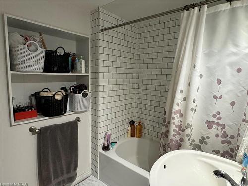 9 Oriole Crescent, Guelph, ON - Indoor Photo Showing Bathroom