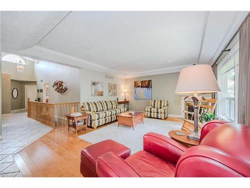 6 Sparling Court, Guelph, ON - Indoor Photo Showing Living Room