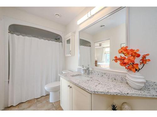 D403-71 Bayberry Drive, Guelph, ON - Indoor Photo Showing Bathroom