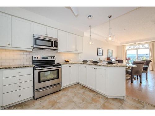 D403-71 Bayberry Drive, Guelph, ON - Indoor Photo Showing Kitchen With Upgraded Kitchen