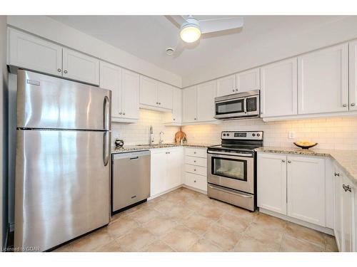 D403-71 Bayberry Drive, Guelph, ON - Indoor Photo Showing Kitchen