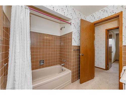 454 Speedvale Avenue E, Guelph, ON - Indoor Photo Showing Bathroom