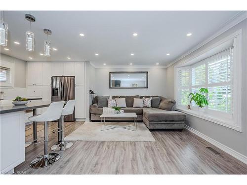 17 Ryan Avenue, Guelph, ON - Indoor Photo Showing Living Room