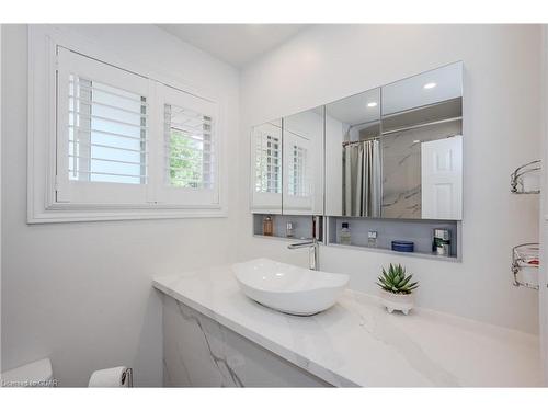 17 Ryan Avenue, Guelph, ON - Indoor Photo Showing Bathroom