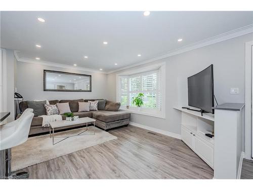 17 Ryan Avenue, Guelph, ON - Indoor Photo Showing Living Room