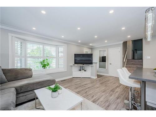 17 Ryan Avenue, Guelph, ON - Indoor Photo Showing Living Room