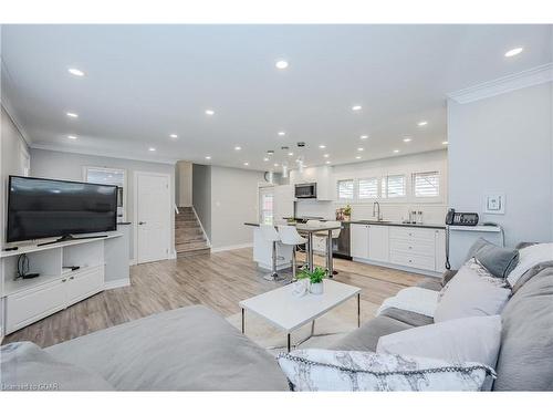 17 Ryan Avenue, Guelph, ON - Indoor Photo Showing Living Room