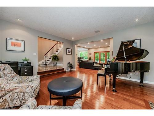 586 Eastgate Walk, Waterloo, ON - Indoor Photo Showing Living Room