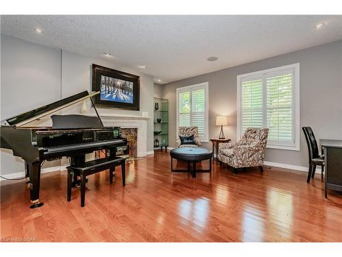 586 Eastgate Walk, Waterloo, ON - Indoor Photo Showing Living Room