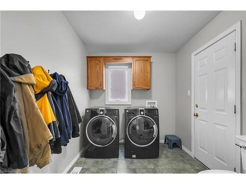 17 Abbeywood Cres Crescent, Guelph, ON - Indoor Photo Showing Laundry Room