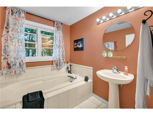 17 Abbeywood Cres Crescent, Guelph, ON - Indoor Photo Showing Bathroom