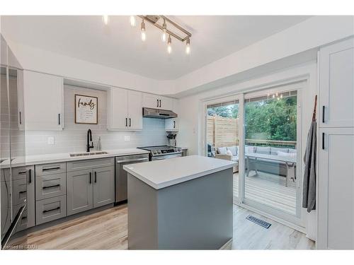 18 Gaw Crescent, Guelph, ON - Indoor Photo Showing Kitchen With Upgraded Kitchen