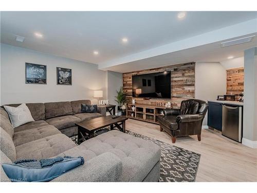 18 Gaw Crescent, Guelph, ON - Indoor Photo Showing Living Room