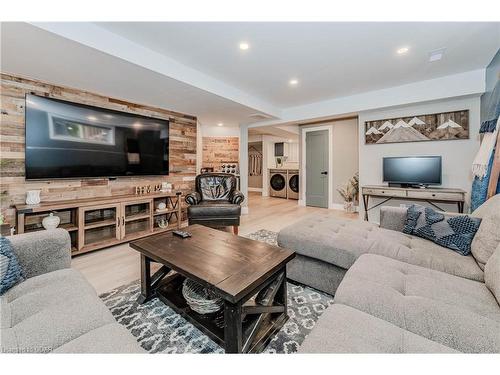 18 Gaw Crescent, Guelph, ON - Indoor Photo Showing Living Room