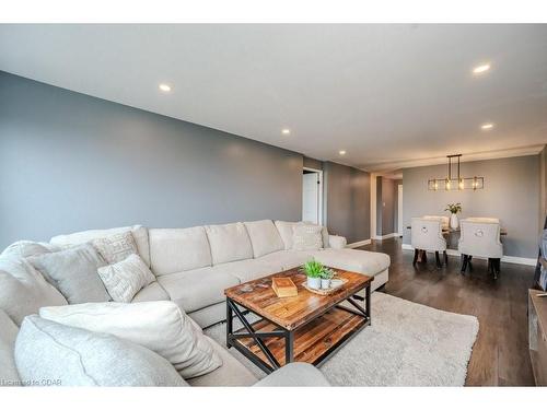 1206-55 Green Valley Drive, Kitchener, ON - Indoor Photo Showing Living Room