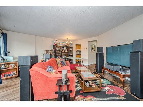 304-91 Conroy Crescent, Guelph, ON - Indoor Photo Showing Living Room