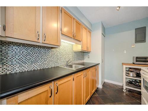 304-91 Conroy Crescent, Guelph, ON - Indoor Photo Showing Kitchen