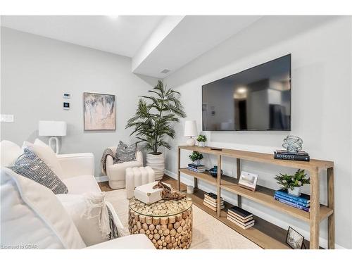 416-708 Woolwich Street, Guelph, ON - Indoor Photo Showing Living Room