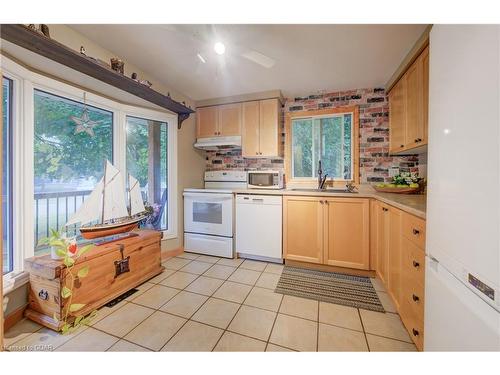 631 Holman Crescent, Fergus, ON - Indoor Photo Showing Kitchen