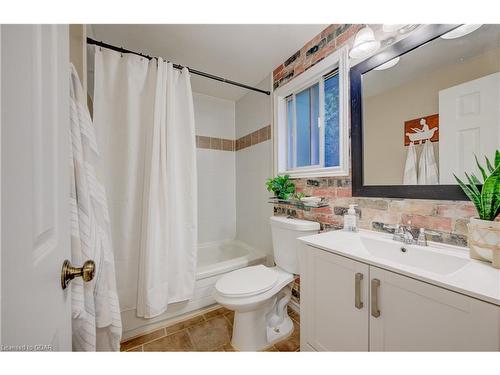 631 Holman Crescent, Fergus, ON - Indoor Photo Showing Bathroom