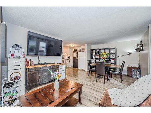 72-180 Marksam Road, Guelph, ON - Indoor Photo Showing Living Room