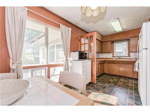 18 Ottawa Crescent, Guelph, ON - Indoor Photo Showing Kitchen