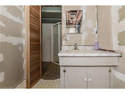 18 Ottawa Crescent, Guelph, ON - Indoor Photo Showing Bathroom