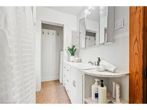 28 Blair Road, Cambridge, ON - Indoor Photo Showing Bathroom