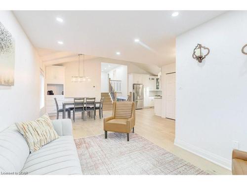 8 Hayward Crescent, Guelph, ON - Indoor Photo Showing Living Room